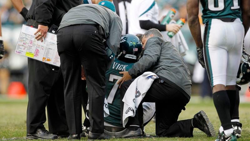 Illustration for article titled Doctors Refuse To Clear Concussed Michael Vick After He Claims Eagles Can Still Make Playoffs