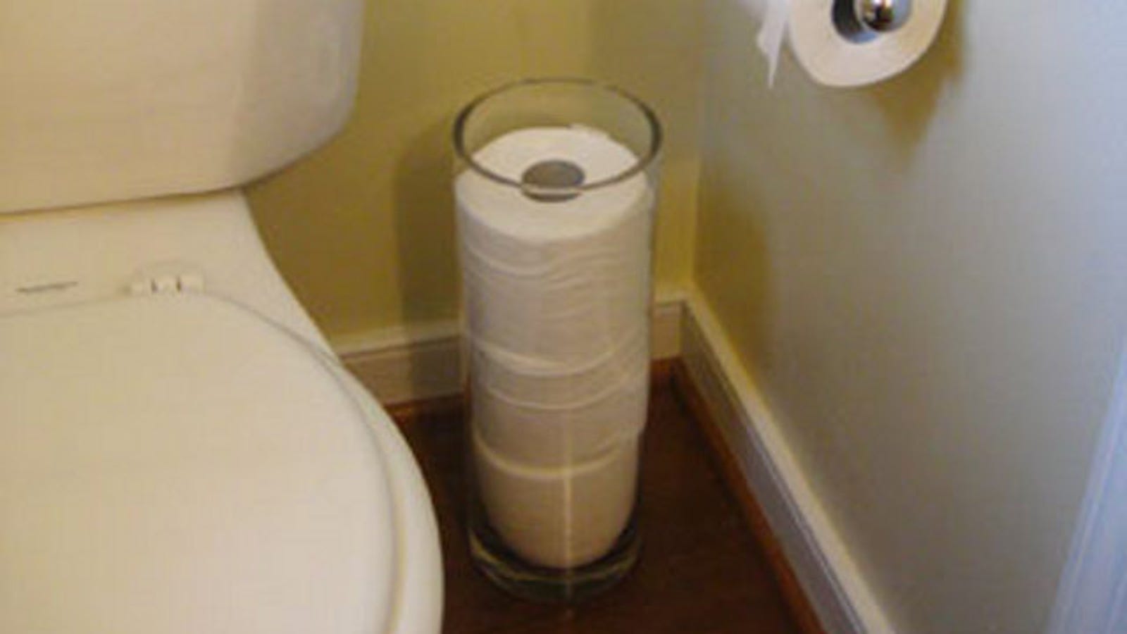 Туалетная бумага в вазе