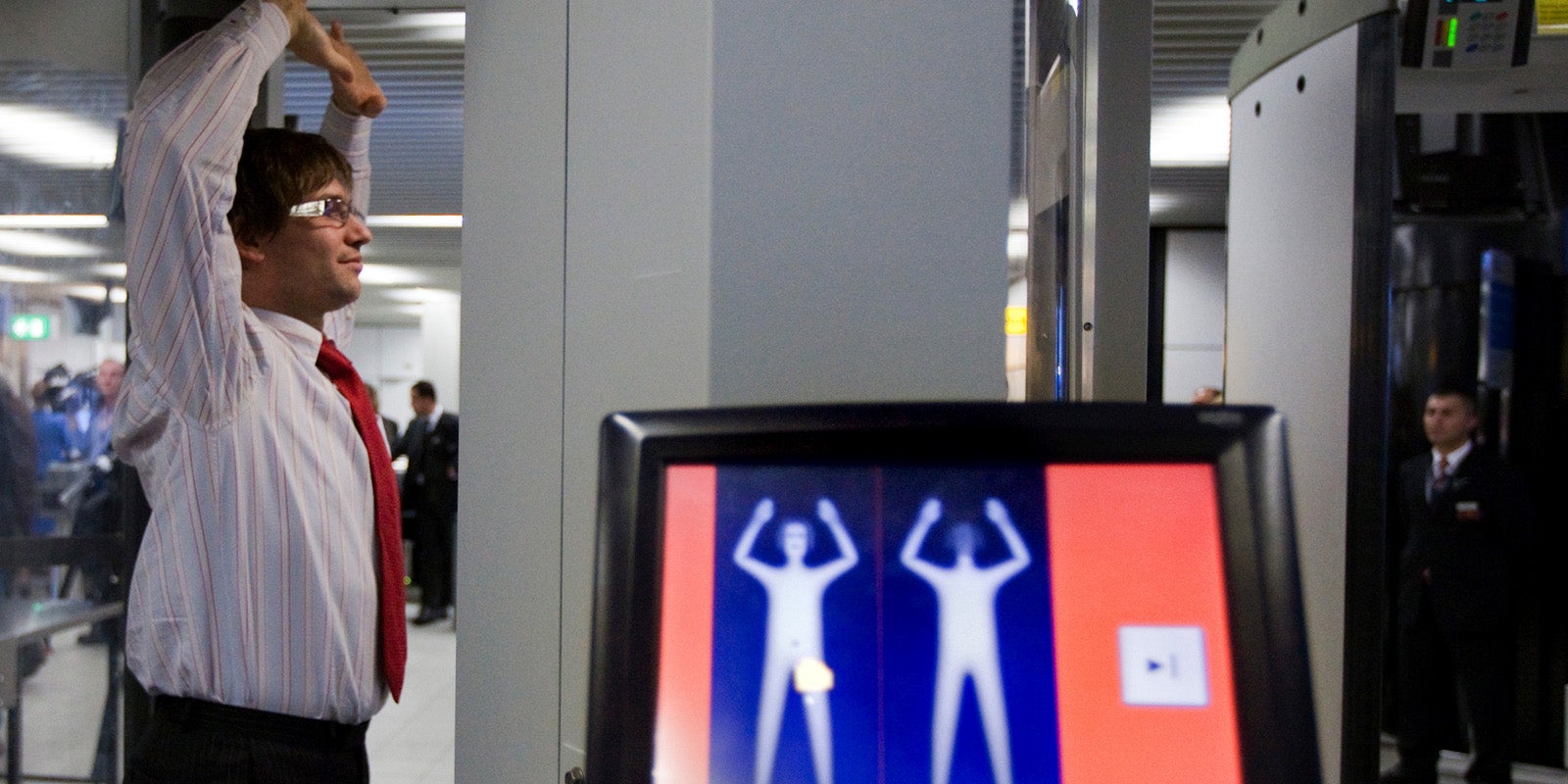 Рентгеновский досмотр. Микроволновый сканер в аэропорту. Рамка сканер в аэропорту. Сканер для досмотра человека. Микроволновый сканер для досмотра.