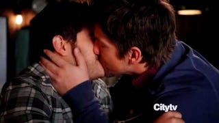 Illustration for article titled Straight Guys on TV Might Be Getting Less Homophobic