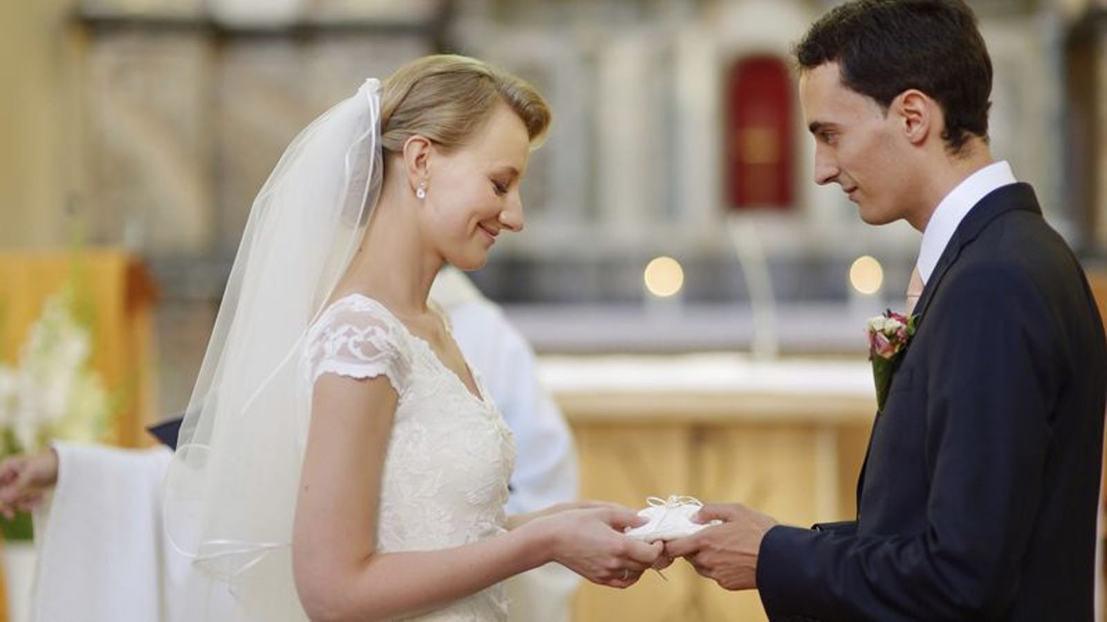 5 Reasons To Get Married Online - 2022 Guide - WeddingStats