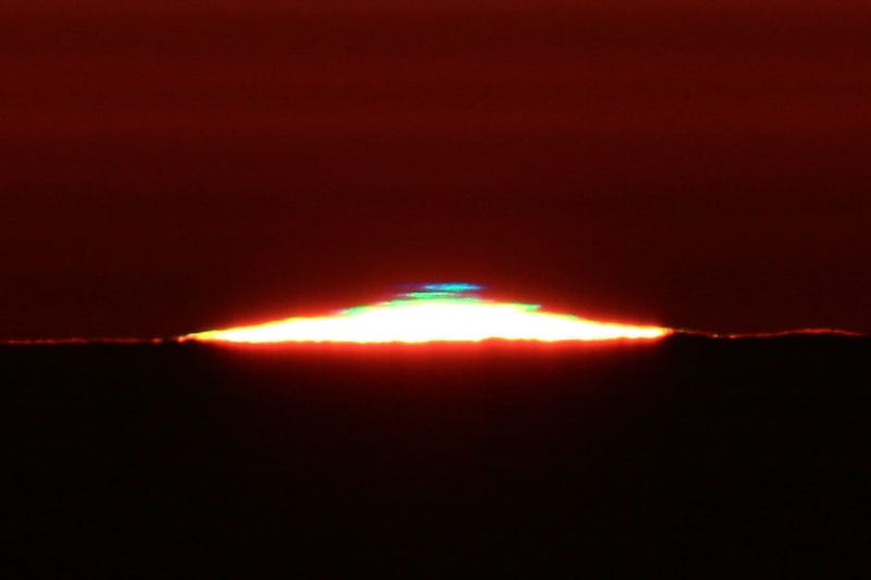 Illustration for article titled Just for a moment, the setting Sun turns green