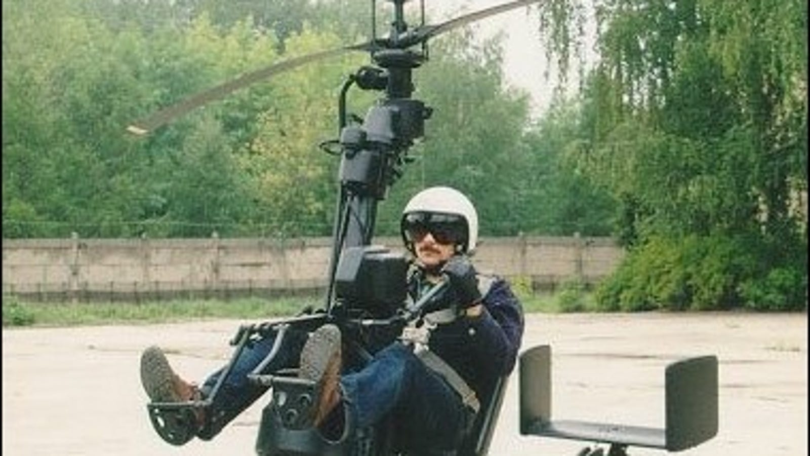 Helicopter for One Can Be Folded Up, Carried By One Person