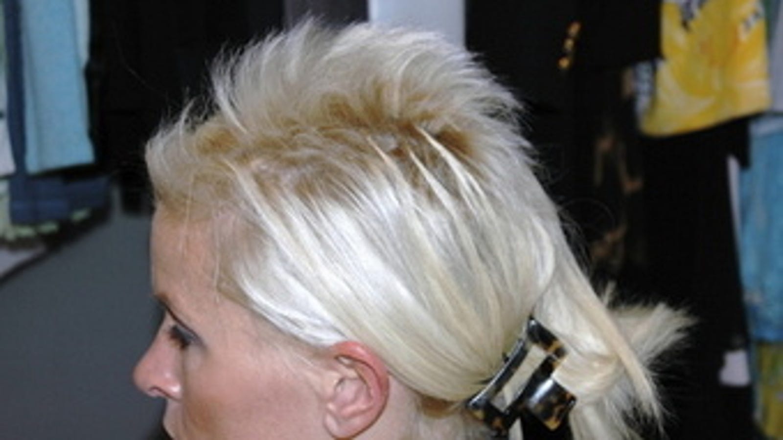 Woman Sues Salon After Dye Job Makes Her Hair Break Off Woman Sues Salon After Dye Job Makes Her Hair Break Off