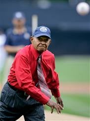 Illustration for article titled Ex-Negro League Baseball Player Honored for Outstanding Work at 104