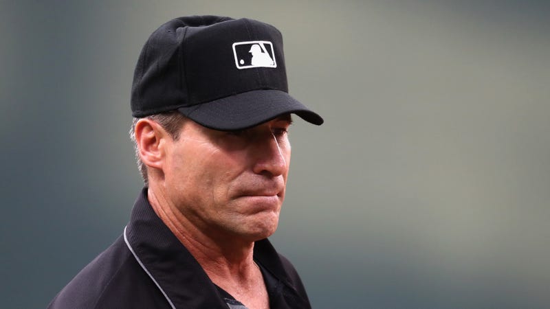 Illustration for article titled Angel Hernández, Everyone's Least Favorite Umpire, Is Already Back On His Bullshit