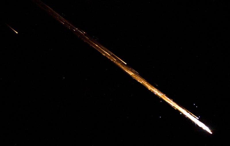 Illustration for article titled Crystal clear photo of the fiery reentry and destruction of a spaceship