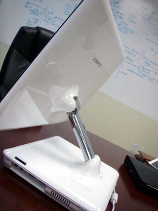 Illustration for article titled Avaratec 18" Netbook, $550 and Absurdly Flexible