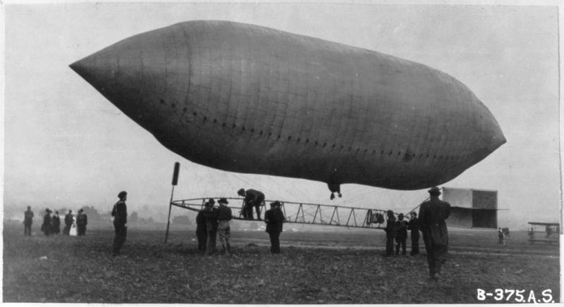 Illustration for article titled Don't Let Your Money Fly Away: A 1909 Warning to Airship Investors