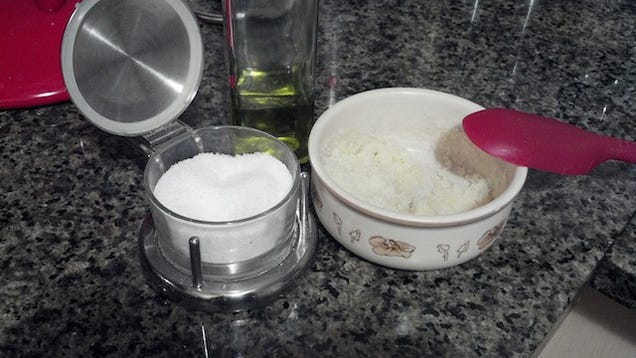 Make Your Own Exfoliating Aromatic Salt Scrub
