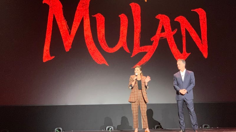 Giám đốc Mulan Niki Caro, và giám đốc điều hành Disney Sean Bailey, trên sân khấu tại D23 Expo.
