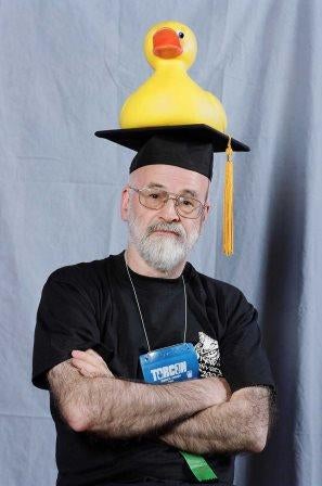 Illustration for article titled The Guardian asks which Pratchett novel to make snobby literary critic read, Internet tells them to GTFO