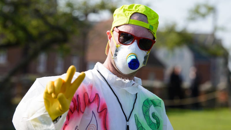 Illustration for article titled Fans turn Keith Flint's funeral procession into a fitting, celebratory rave