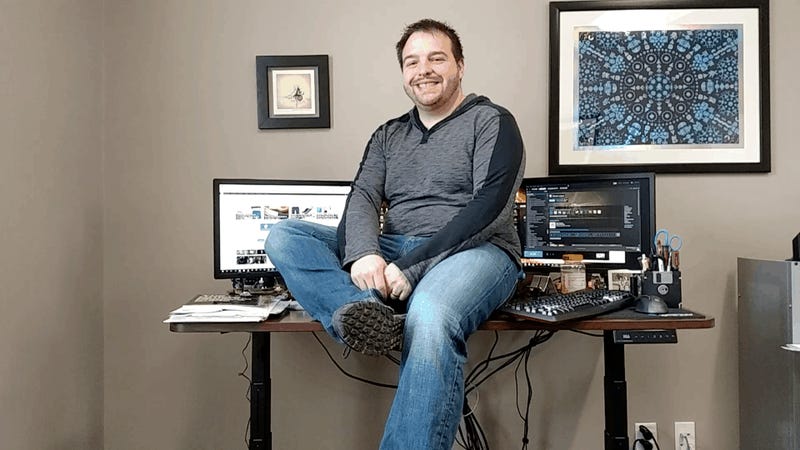 SmartDesk is the $300 Sit-Stand Desk Your Body and Budget Deserve