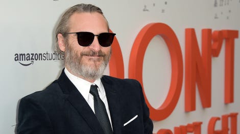 Heres Our First Look At Joaquin Phoenixs Terrifyingly Normcore Joker