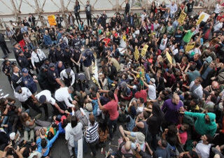 Police arrest Occupy Wall Street protesters. (Getty Images) 