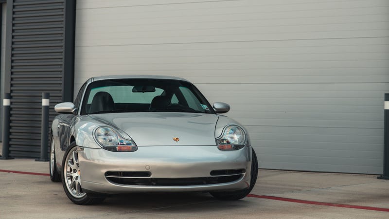 Illustration for article titled The Porsche 996 is a Good Looking Car and it Has Done Nothing to Deserve Your Hate