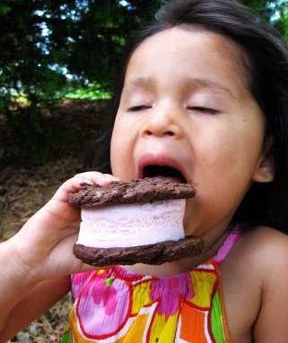 Illustration for article titled 4 Ways To Get Your Kids To Eat Healthy Without Giving Them Eating Disorders