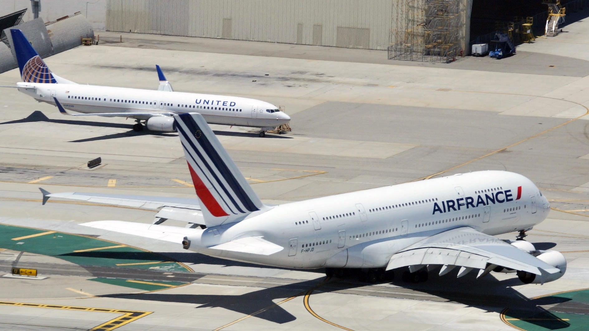 this-photo-really-shows-how-impossibly-huge-the-airbus-a380-is