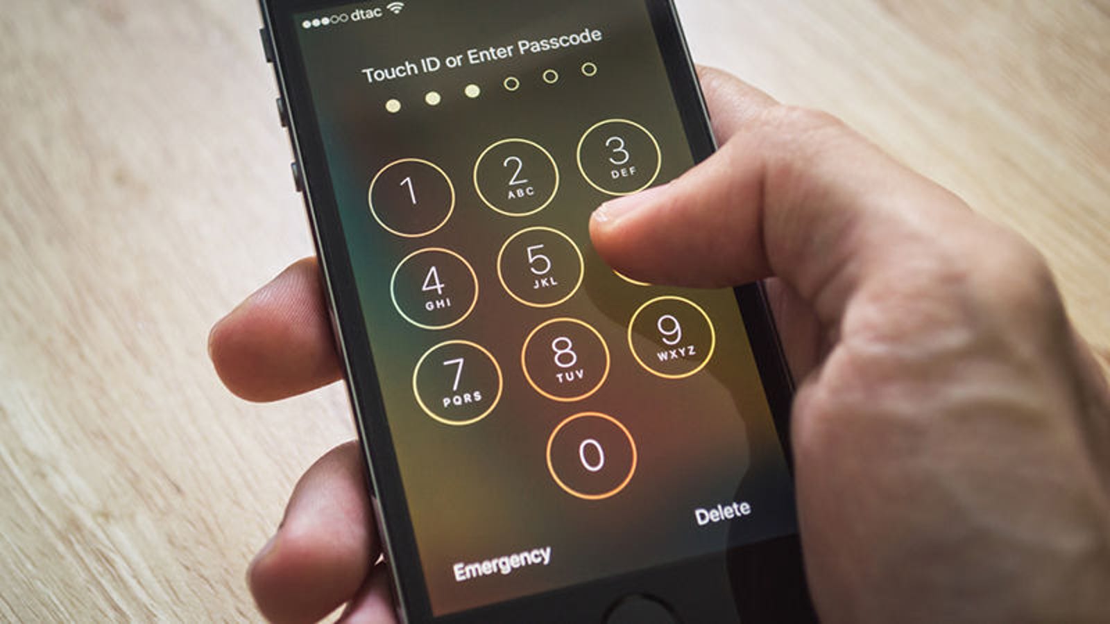 Este fallo permite saltarse la pantalla de bloqueo de cualquier iPhone usando Siri