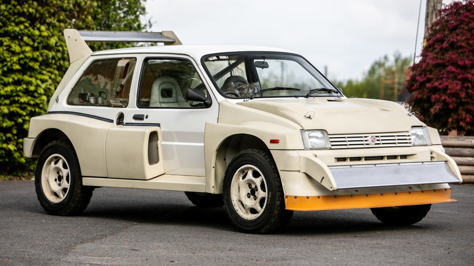 A Ridiculously Low-Mileage MG Metro 6R4 Rally Car Is ...