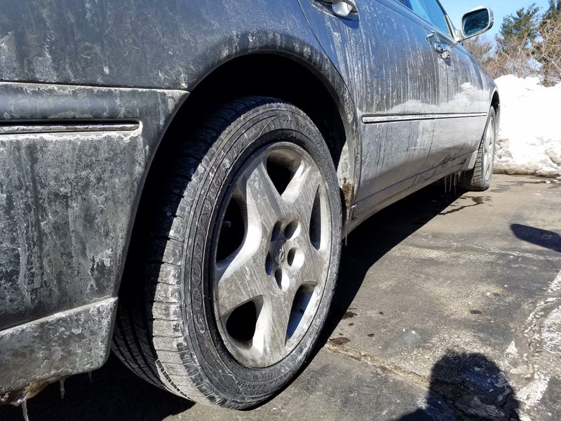Last week someone called a DOTS I posted dirty because it had a few spots. That’s not dirty. THIS is. And looking at it drives me insane.