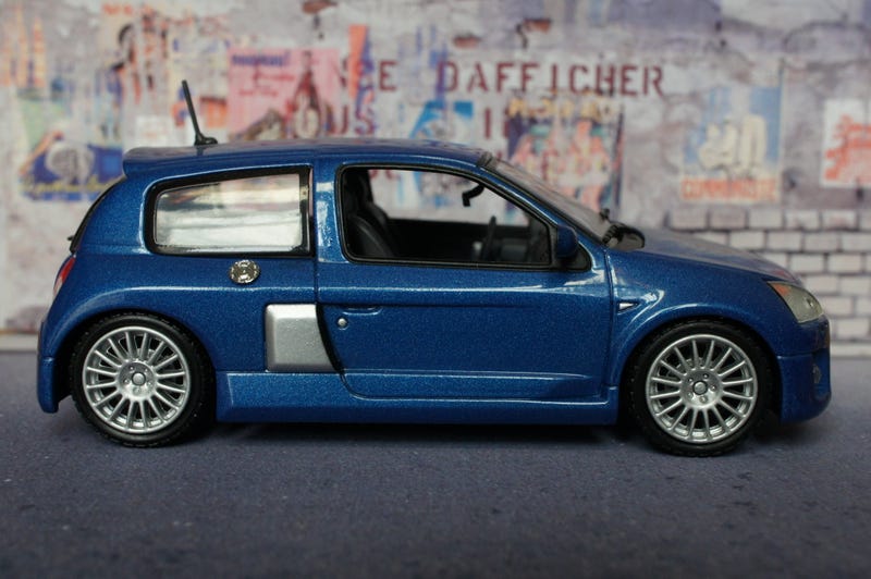 Illustration for article titled French Friday: Clio V6 part deux