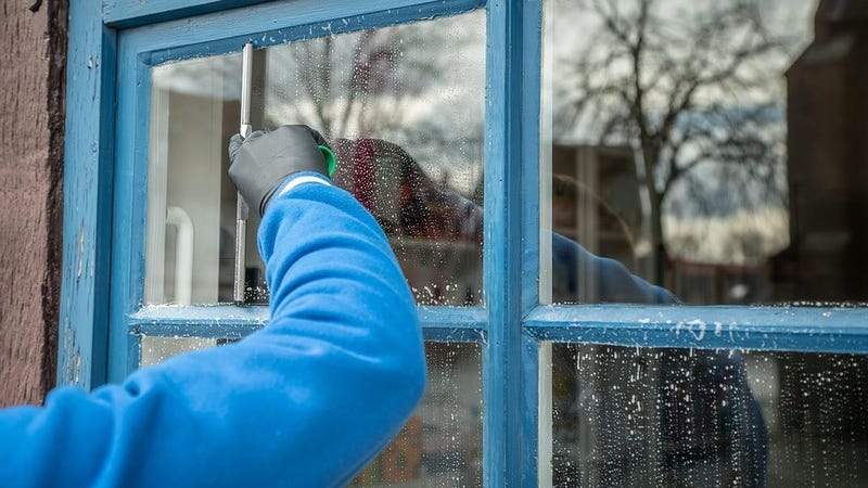 Illustration for article titled Keep Your Windows Dust Free By Cleaning Them With Fabric Softner