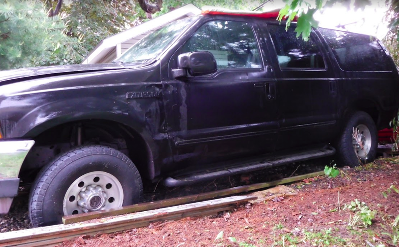 Hilariously Bizarre Craigslist Ad Proves This Ford Excursion