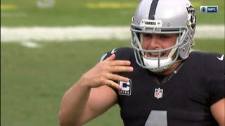 Illustration for article titled Derek Carr Messes Up His Finger While Taking A Snap