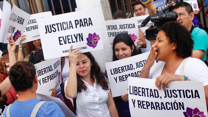 Illustration for article titled Salvadoran Rape Victim Sentenced to 30 Years in Prison For Stillbirth Is Finally Free