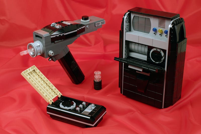Illustration for article titled LEGO Star Trek equipment may not work, but is fascinating nonetheless