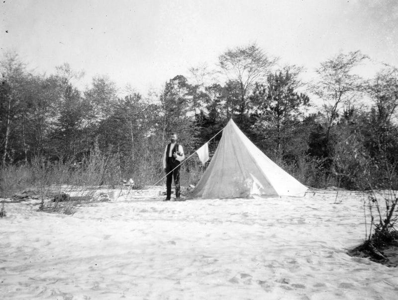 Illustration for article titled This Is A Very Classy Geologist With A Very Simple Tent