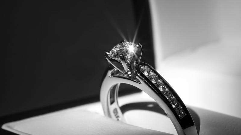 Illustration for article titled Jeweler Attempts to Lure Engagement Ring Buyers With Free XBox One