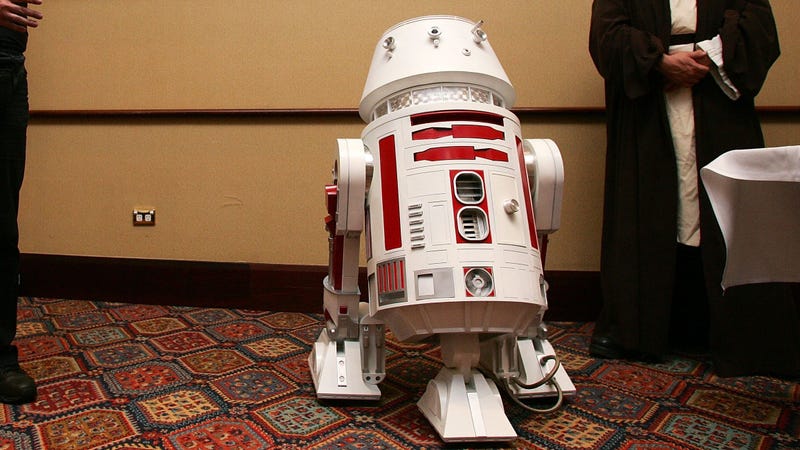 Illustration for article titled A pair of useless/beloved droids might pop up in Jon Favreau's The MandalorianÂ