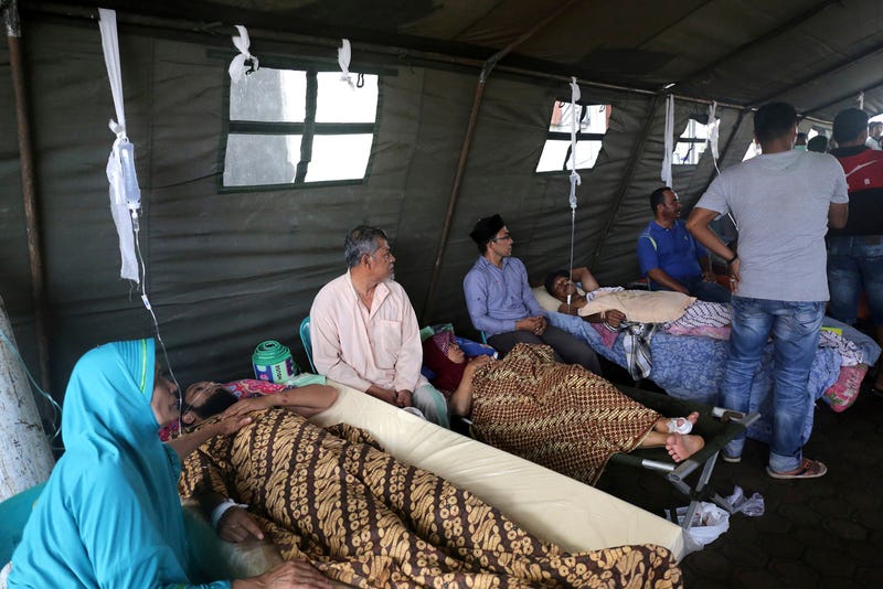 Earthquake victims receive medical treatment at a makeshift a hospital. (Image: AP/Heri Juanda)