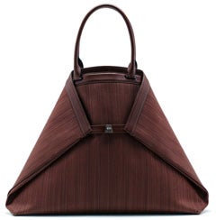 Illustration for article titled Angelina's Handbag Is Not Made Of Dead-Pony Fur