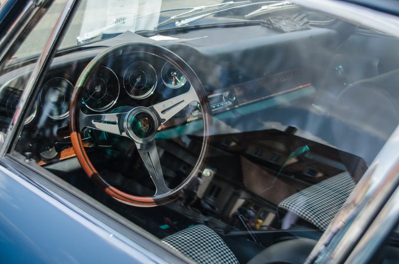 Illustration for article titled Photodump: A classic Porsche car meet.