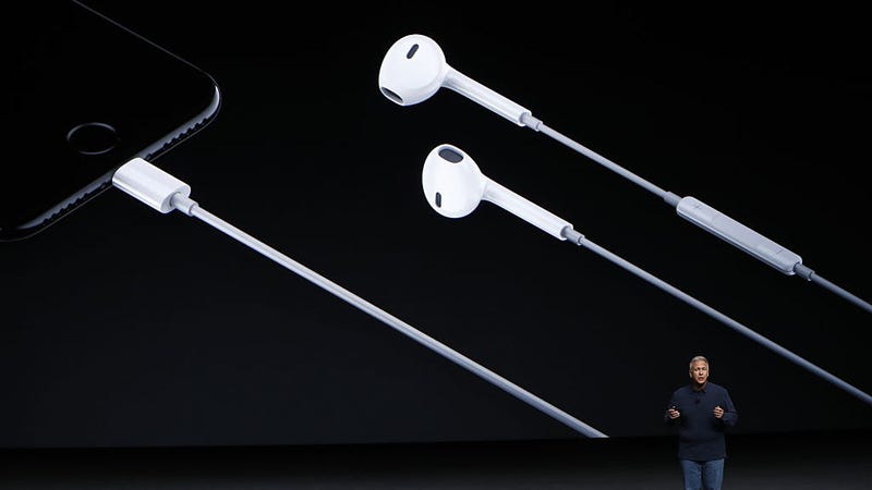 Why Apple's iPhone 7 Headphones Don't Work on the Latest MacBook