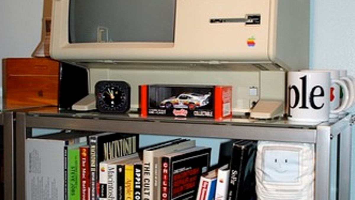 Illustration for article titled Man's Spare Room Filled With Almost Every Apple Model Ever Made