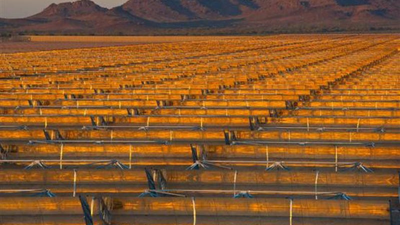 Illustration for article titled This Huge Solar Thermal Plant Makes Electricity Even in the Dark