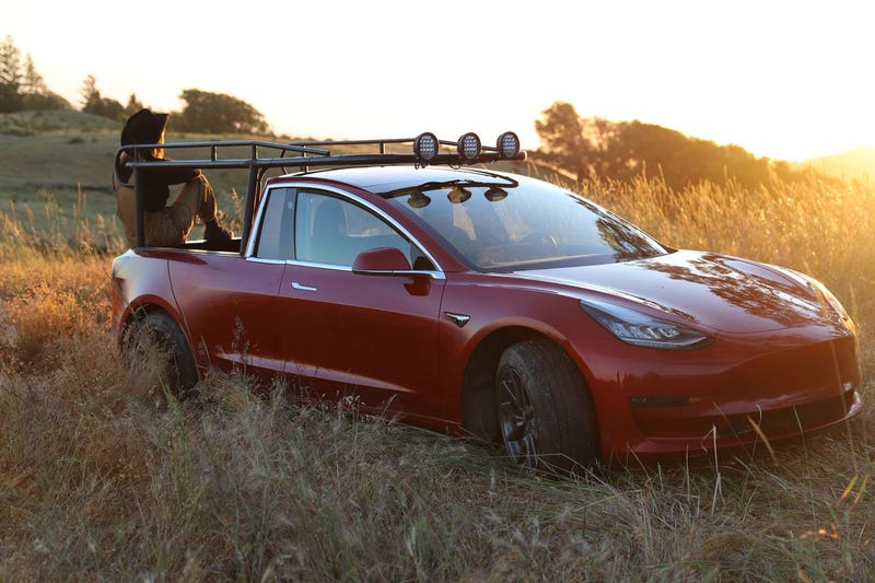 Illustration for article titled Una youtuber se cansa de esperar el pickup de Tesla y se fabrica uno con un Model 3