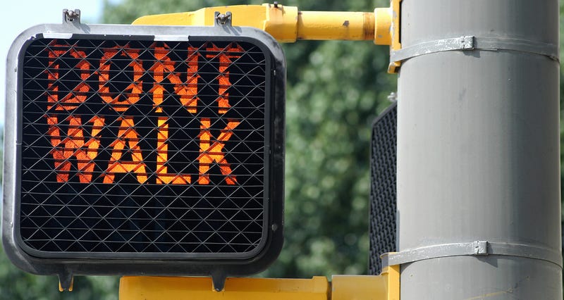 Illustration for article titled Why No One Bothers Putting Apostrophes in "Don't Walk" Signs