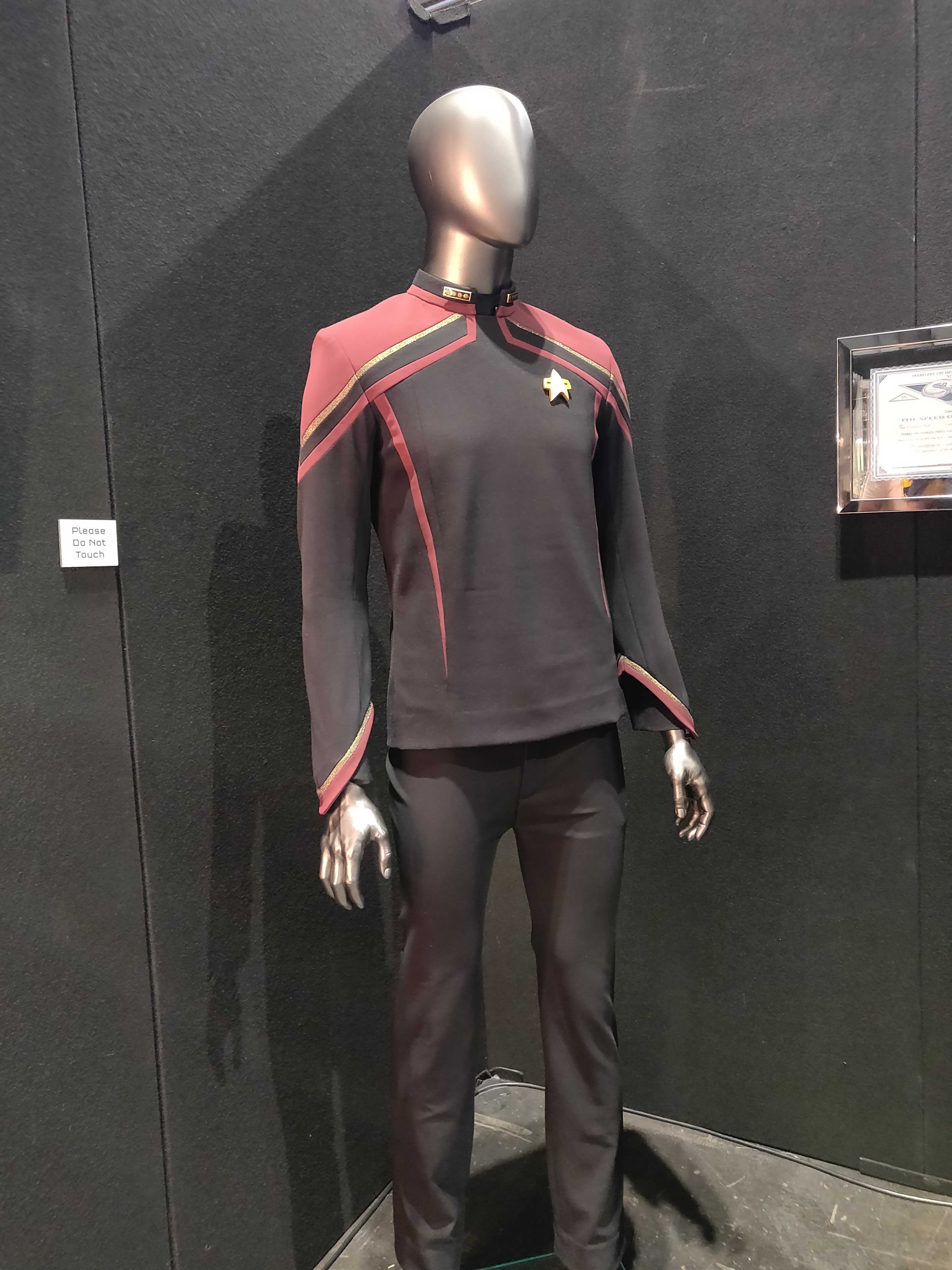 Star Trek Picard Close Look At New Starfleet Admiral Uniform