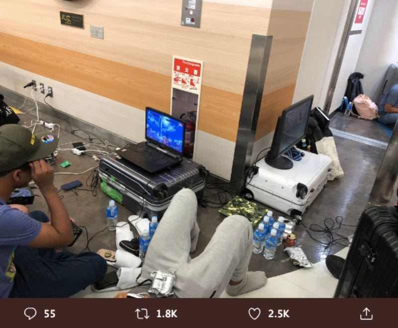 Illustration for article titled Stranded Pro Gamer Criticized For Using Airport's Electricity
