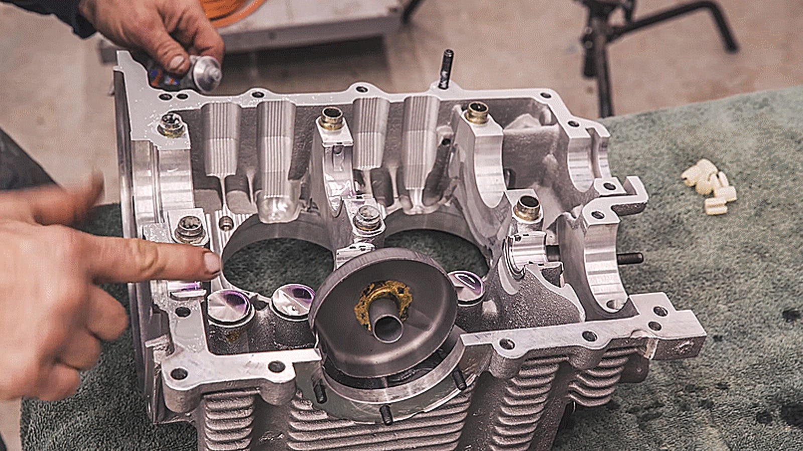 This Volkswagen Beetle Engine Rebuild Time Lapse Makes It Look Way Too Easy