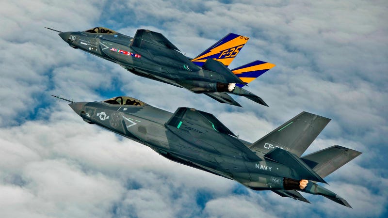 Illustration for article titled This F-35 Formation Is So Impossibly Perfect That It Looks Computer Generated