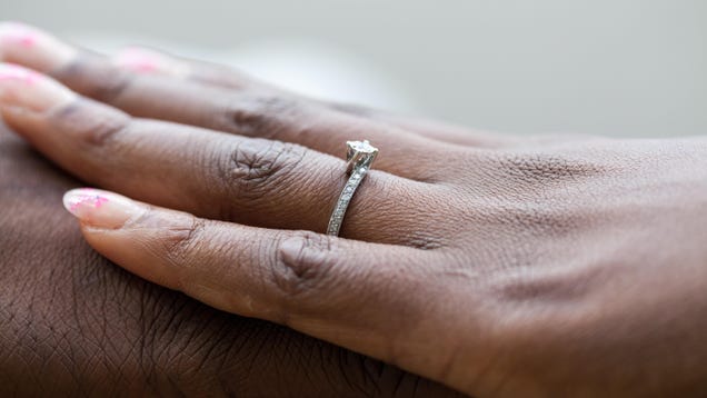 Quizás debería comprar un anillo de compromiso de moissanita en lugar de un diamante 2