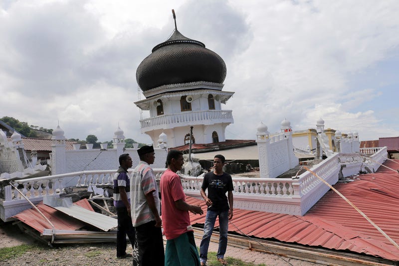 Men inspect a collapsed mosque after an earthquake in Pidie Jaya. (Image: AP/Heri Juanda)