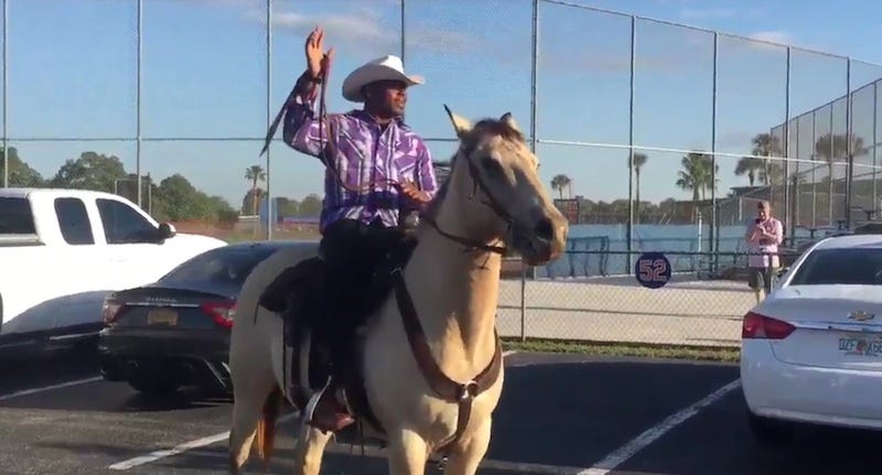 Illustration for article titled Yoenis Cespedes Rides A Horse To Work